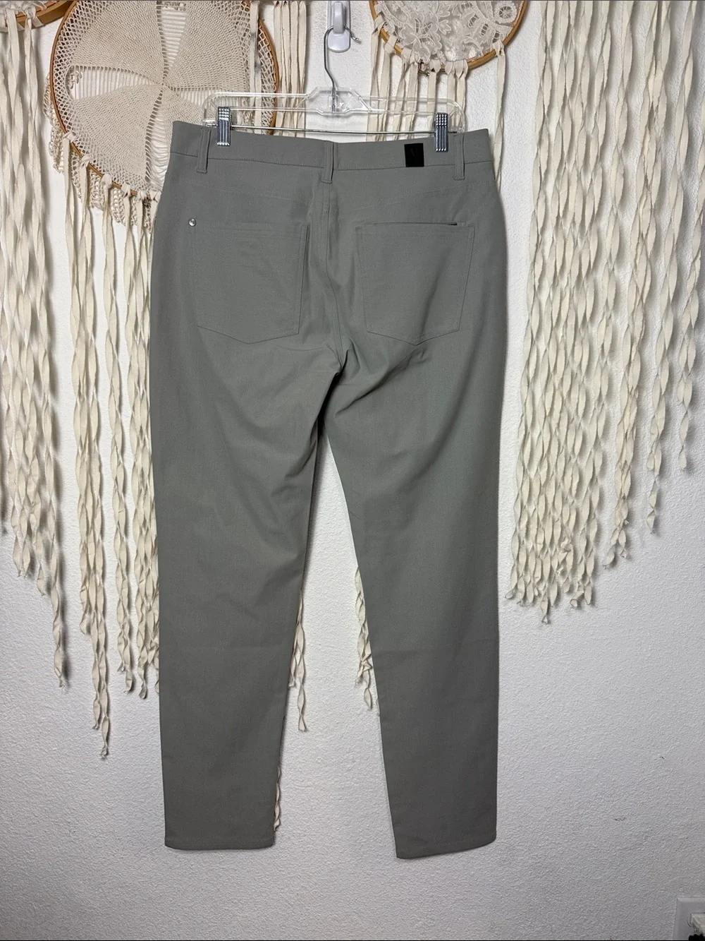 Men’s Vuori NWOT Meta Pant in Light Grey size 33
